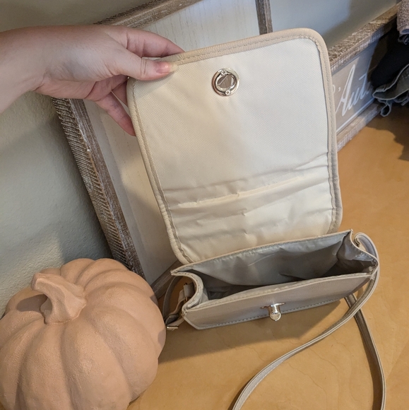 Studs Quilted Crossbody Bag Off White/Gold - Picture 2 of 3